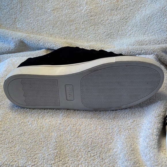 NWOT-Fila Classic Black and White Sneakers - Picture 9 of 11